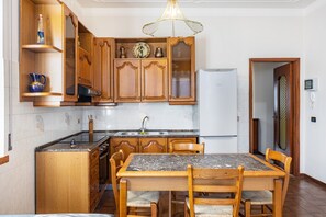 Kühlschrank, Ofen, Herdplatte, Wasserkocher mit Kaffee-/Teezubehör