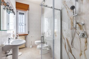 Douche, serviettes fournies