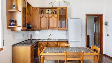 Kylskåp, ugn, spishäll och kaffe- och tebryggare