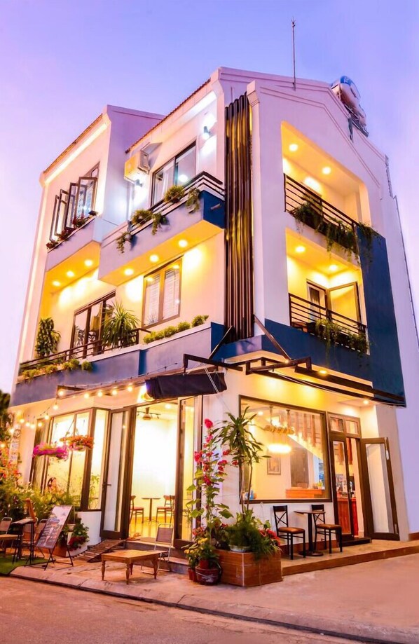 A multi-story building with balconies, outdoor seating, and a restaurant area. - May's House Hoi An Ancient Town Center (Da Nang)
