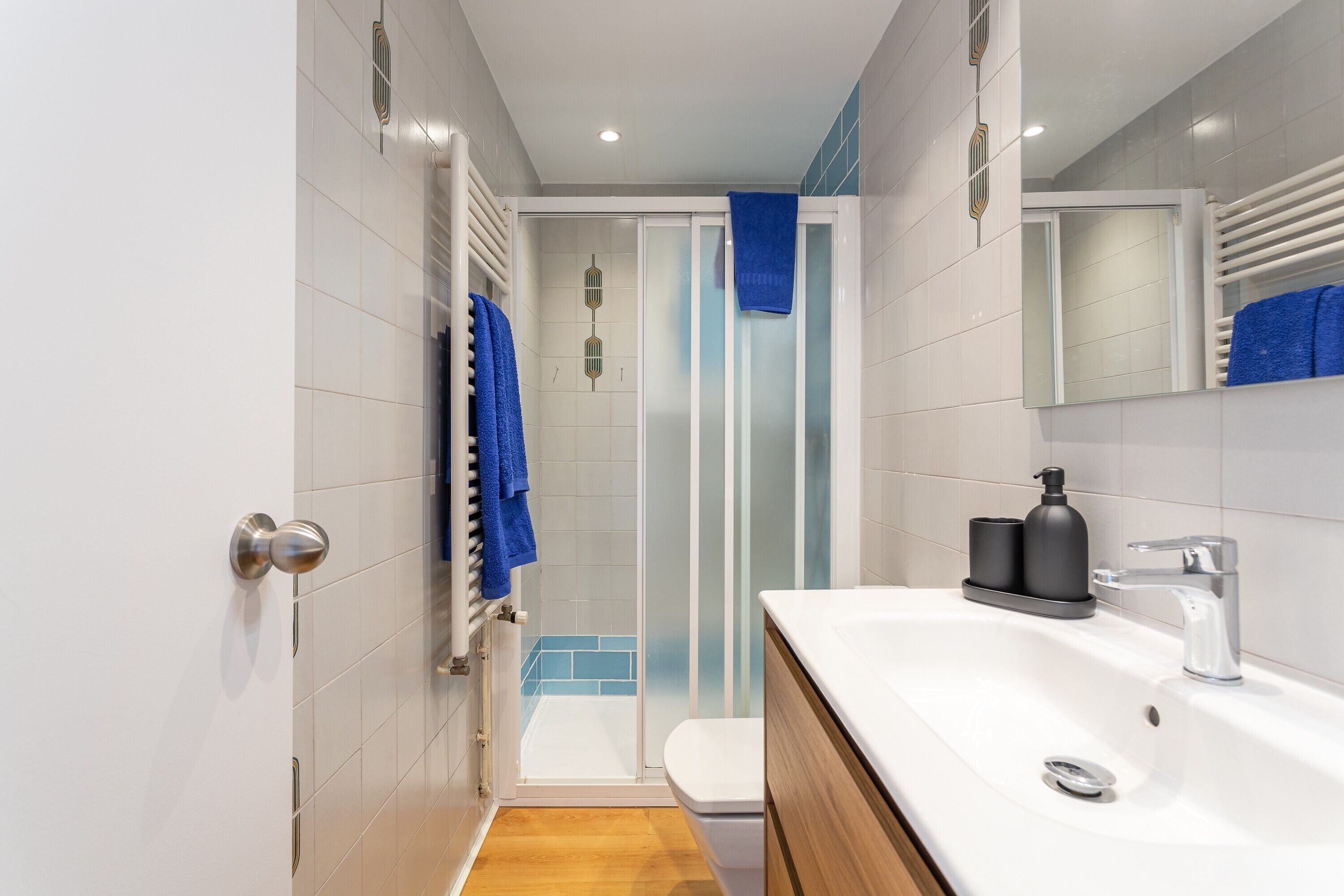 Un baño moderno con ducha, inodoro y lavamanos.