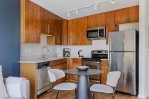 Kylskåp, mikrovågsugn, ugn och spishäll