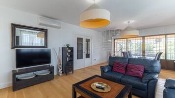 Een televisie en een open haard