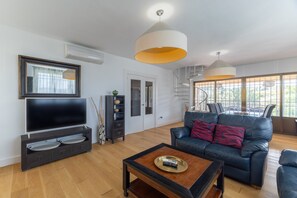 Télévision, cheminée