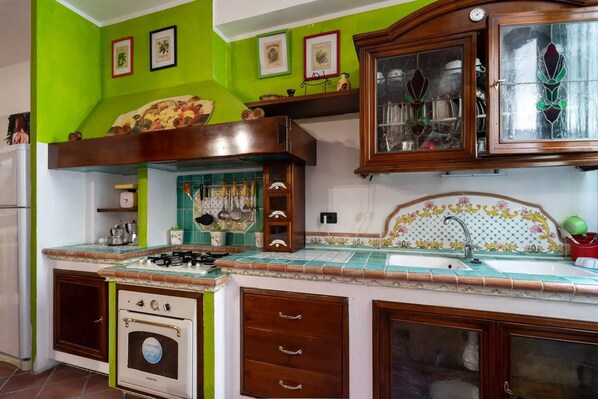 Refrigerador, horno, parrilla de estufa y cafetera y tetera 