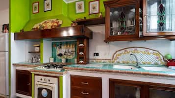 Kühlschrank, Ofen, Herdplatte, Wasserkocher mit Kaffee-/Teezubehör