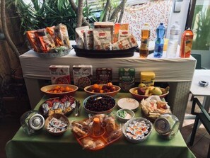 Une table de buffet proposant une variété de plats et de boissons.