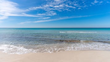 Una spiaggia nelle vicinanze