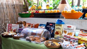 En buffetbod med forskellige spiser og drikkevarer.