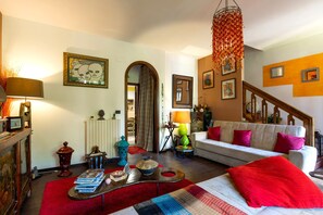 TV - Room 'Bnb Sottosopra - Camera Ocra' with Sea View, Wi-Fi and Air Conditioning (Gallipoli)