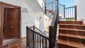 A staircase with a wooden door labeled 'ID' and a sign reading 'CASA DAJATE.'