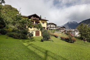 Exterior - Apartment 'La Casa Di Alice' with Mountain View, Private Garden and Wi-Fi (Gignod)