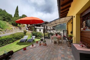 Outdoor dining - Apartment 'La Casa Di Alice' with Mountain View, Private Garden and Wi-Fi (Gignod)