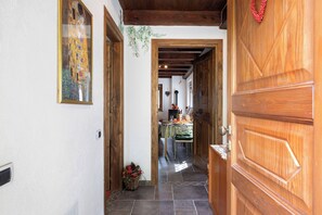 Interior - Apartment 'La Casa Di Alice' with Mountain View, Private Garden and Wi-Fi (Gignod)