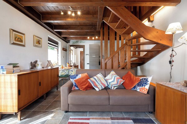 TV - Apartment 'La Casa Di Alice' with Mountain View, Private Garden and Wi-Fi (Gignod)