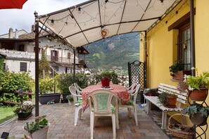 Outdoor dining - Apartment 'La Casa Di Alice' with Mountain View, Private Garden and Wi-Fi (Gignod)