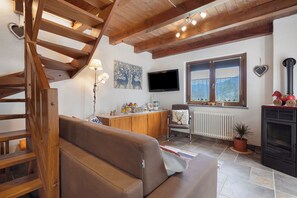 TV - Apartment 'La Casa Di Alice' with Mountain View, Private Garden and Wi-Fi (Gignod)