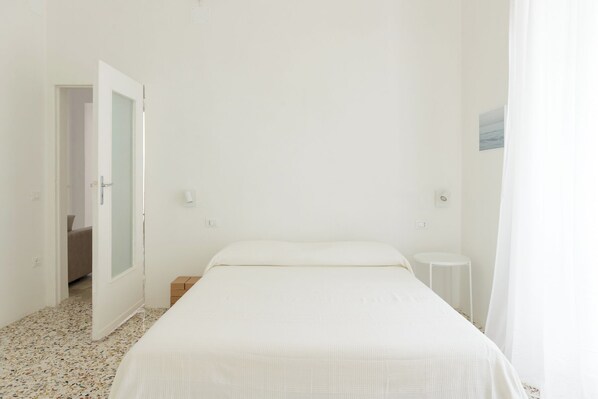 1 bedroom, free WiFi, bed sheets - Apartment 'Studio Zeno' with Wi-Fi and Air Conditioning (Pescara)