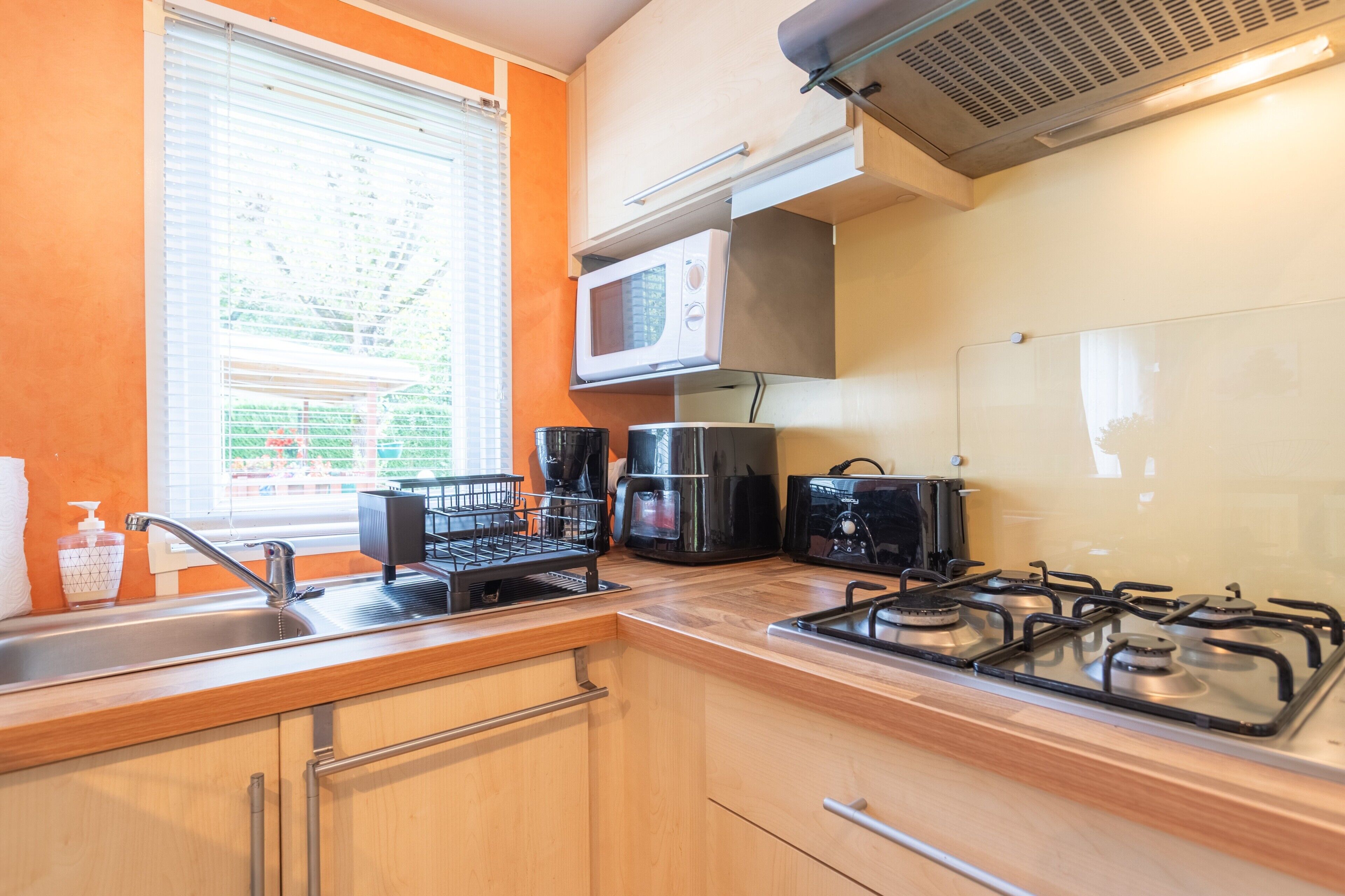 Réfrigérateur, four à micro-ondes, surface de cuisson, cafetière-théière