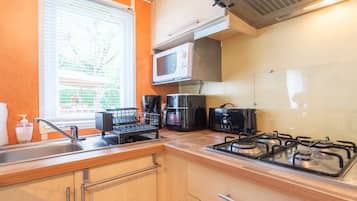 Réfrigérateur, four à micro-ondes, surface de cuisson, cafetière-théière