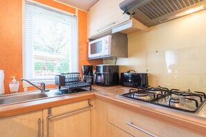 Refrigerador, microondas, parrilla de estufa y cafetera y tetera 