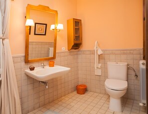 Shower, towels - Country House 'Montes De Alhama' with Mountain View, Shared Terrace and Wi-Fi (Villarraso)