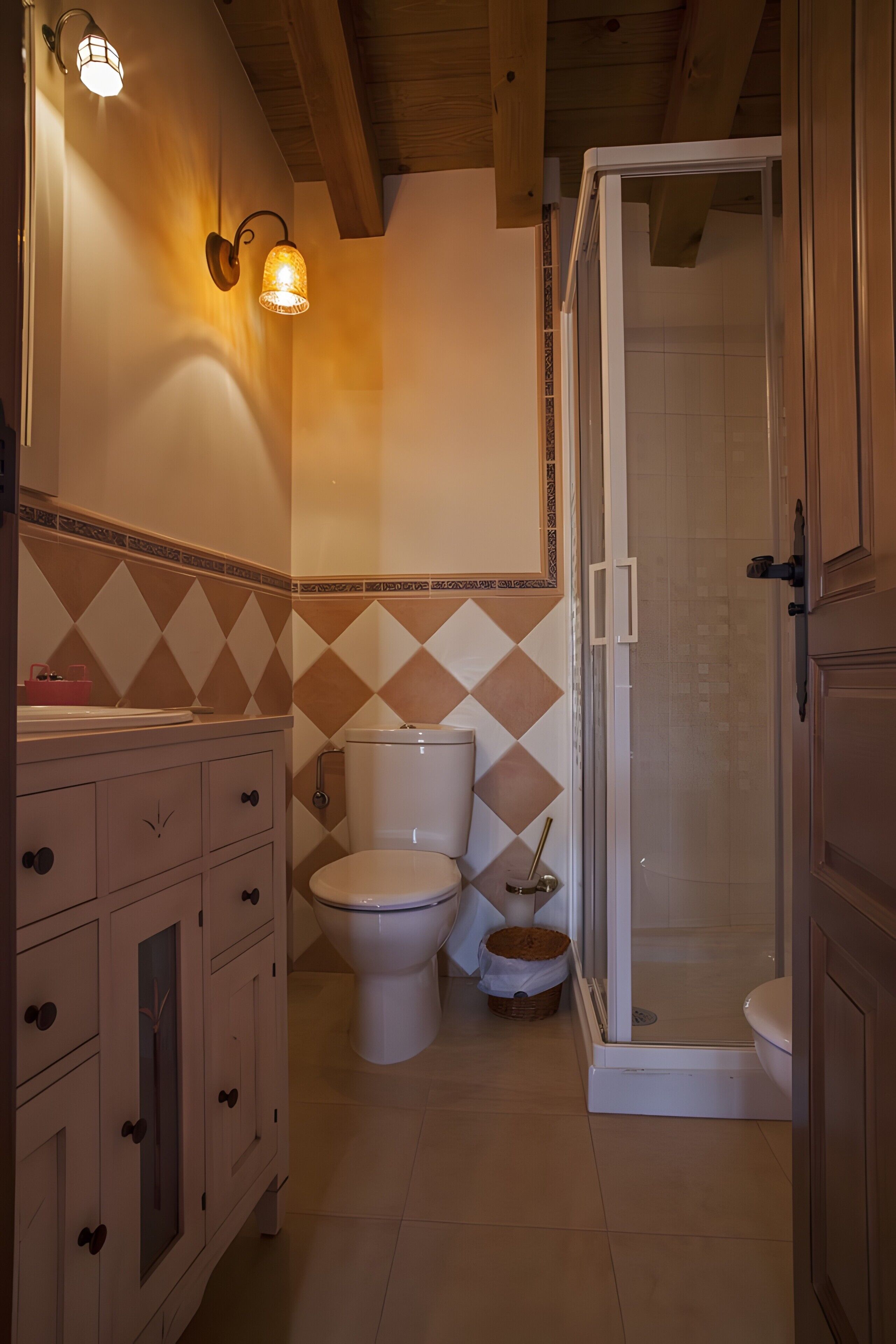 Un baño con inodoro, bidé y cabina de ducha.