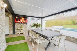 Outdoor dining - Upscale 3-bedroom house with spa pool (Pulnoy)