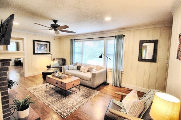 Smart TV, fireplace, books - Lazy Hiker, Take Two (Hayesville)