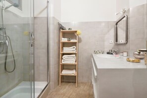 Shower, hair dryer, towels - Room 'Bambou' with Shared Terrace and Wi-Fi (Châteaudouble)