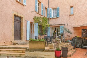Outdoor dining - Room 'Bambou' with Shared Terrace and Wi-Fi (Châteaudouble)