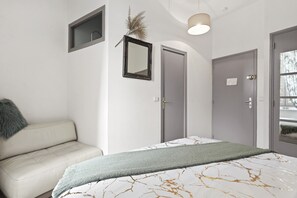 1 bedroom, iron/ironing board, free WiFi, bed sheets - Room 'Bambou' with Shared Terrace and Wi-Fi (Châteaudouble)