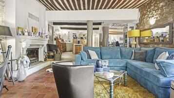 Una mesa de tenis de mesa