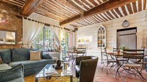 Un intérieur rustique comprenant un canapé, une table basse et un coin repas avec des chaises et une table.
