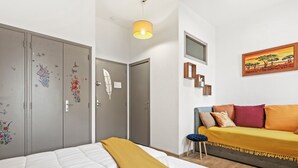 Une chambre à coucher avec un lit, un canapé, un bureau et une armoire.