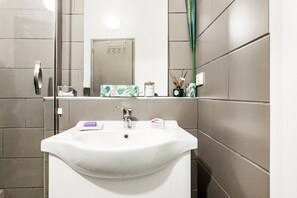 Chuveiro, secador de cabelo, toalhas de banho 