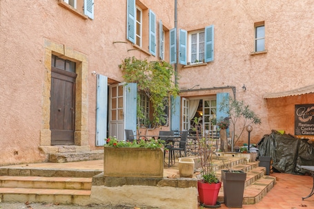 Outdoor dining. Guest House 'Soleil' with Shared Terrace and Wi-Fi