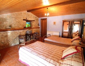 5 bedrooms, iron/ironing board, bed sheets