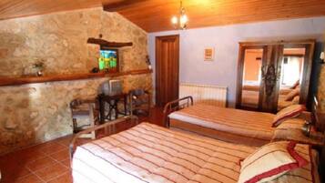 5 bedrooms, iron/ironing board, bed sheets