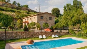 A stone building with a pool, surrounded by a stone wall and greenery. - Casa Rural El Manantial near Ciudad Rodrigo with Private Pool and Mountain Views (CIUDAD RODRIGO)