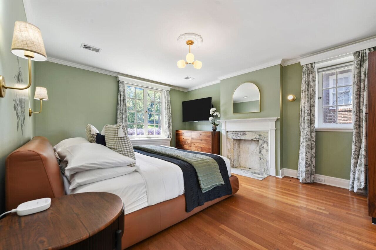 6 bedrooms, desk, iron/ironing board, travel cot