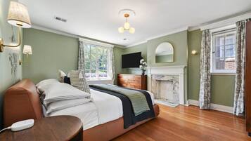 6 bedrooms, desk, iron/ironing board, travel cot