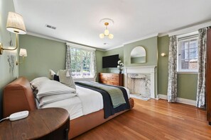 6 間睡房、書桌、熨斗/熨衫板、可攜式嬰兒床