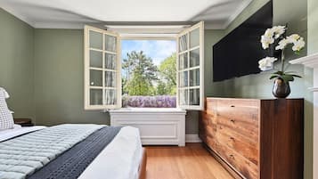 6 bedrooms, desk, iron/ironing board, travel cot