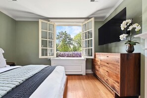 6 soverom, skrivebord, strykejern/-brett og reiseseng for barn