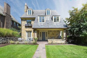 Exterior - ★ HostWise Stays ★ Squirrel Hill Gem! Private Garage! Sleeps 10! (Pittsburgh)