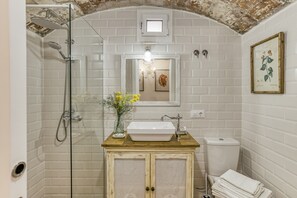 Douche, sèche-cheveux, serviettes fournies