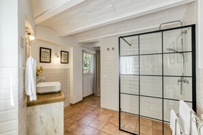 Shower, hair dryer, towels - Holiday Home 'Can Bosch' with Mountain View, Wi-Fi and Air Conditioning (Llançà)