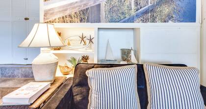 Valdosta Home: Bar, BBQ, Fire Pit + More!
