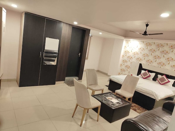 Laptop workspace, rollaway beds, free WiFi, bed sheets